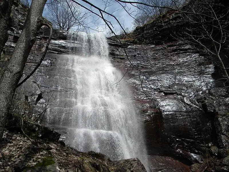 Denny Falls spilling over a wide sandstone ledge in Denny Cove, Marion County