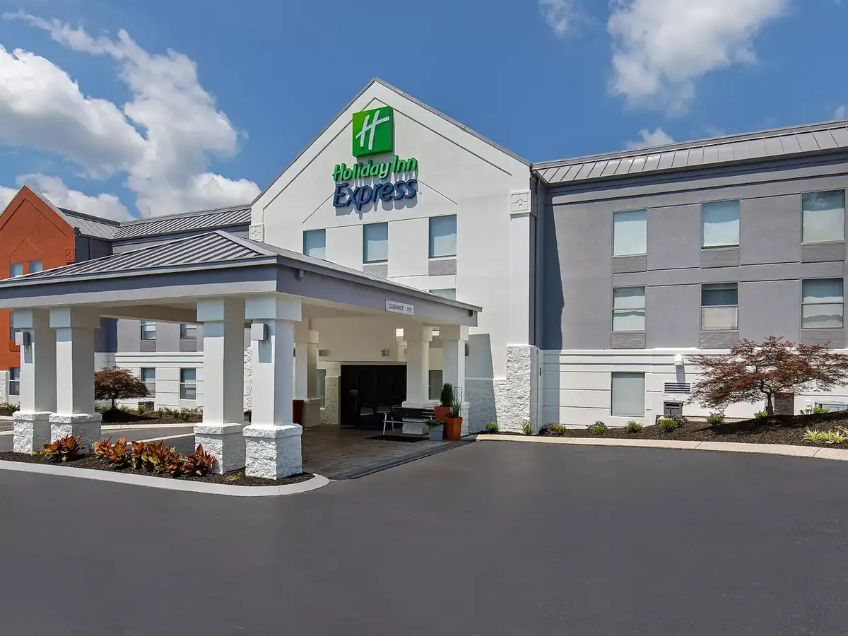Holiday Inn Express & Suites Kimball entrance and covered drive