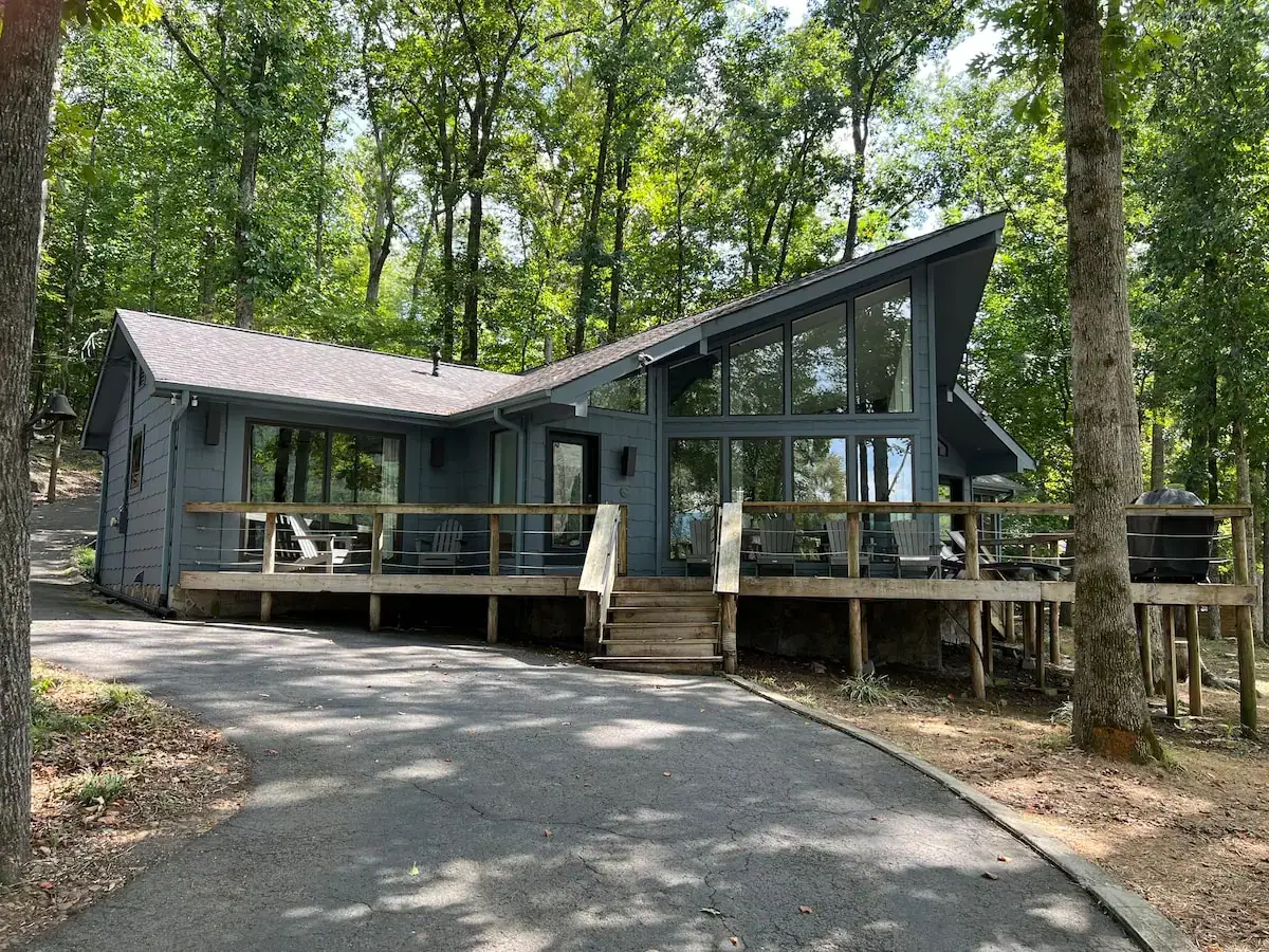 Waterfront retreat on Nickajack Lake