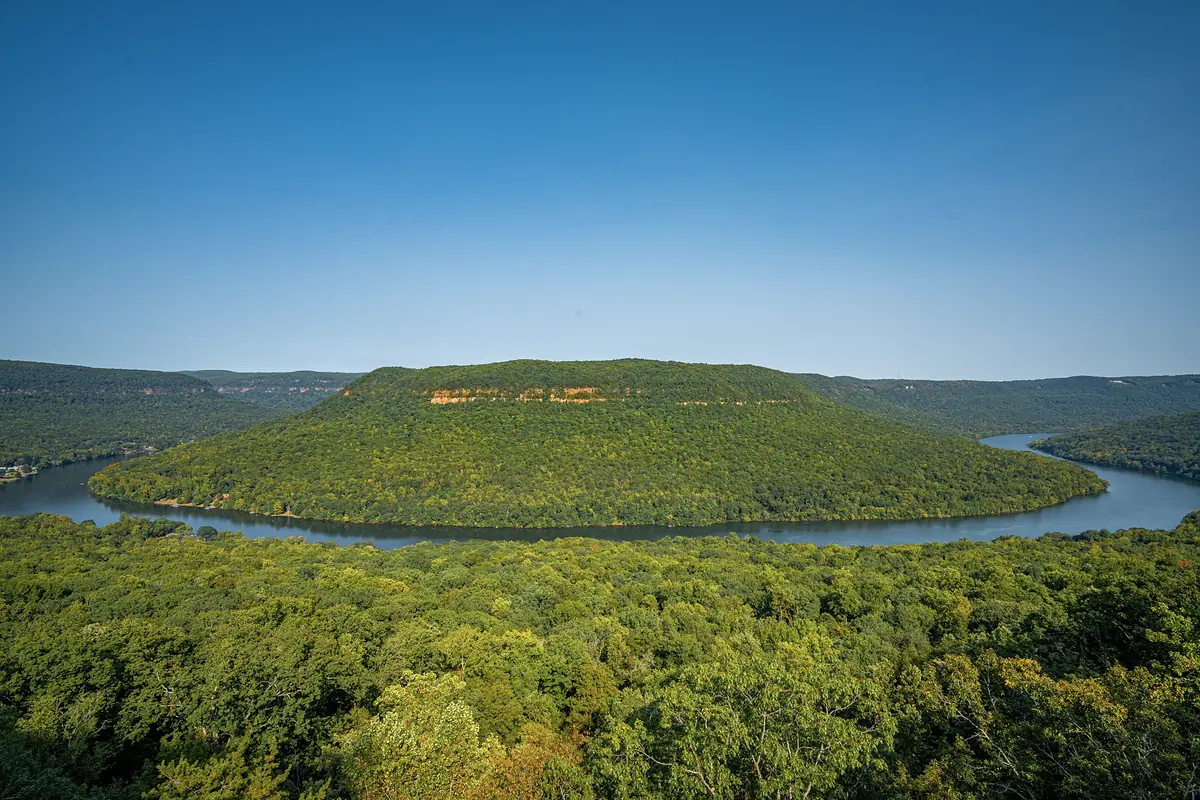 The Tennessee River wrapping around a ridge below Snooper’s Rock